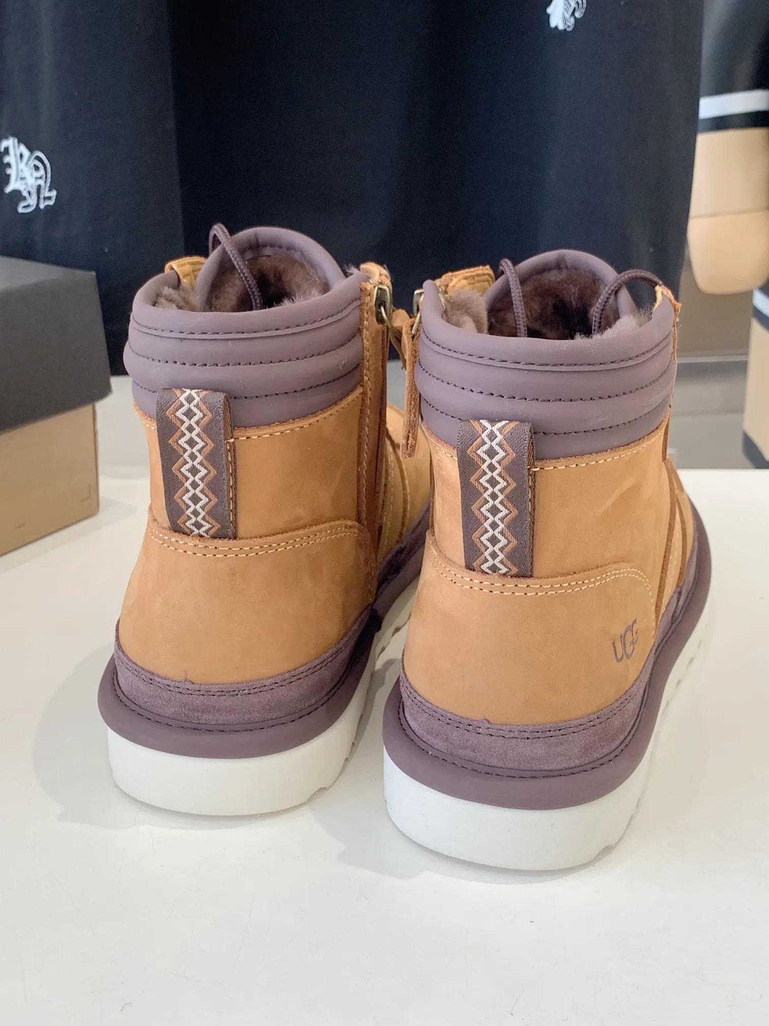 💰 [UGG] P: 660💰 Men's model. Size: 39-44 𝐔gg 1122170 Side zipper Highlander men's shoes. Men's sheepskin lining imported from Australia. The sole is light wing technology outsole. The upper foot is very comfortable. Men's snow boots are ok for husband and dad. High-end atmosphere. Available in three colors: maroon, dark brown, olive green.